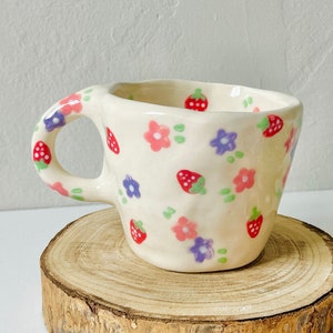 予約注文: 繊細なイチゴの花の手作り陶器マグカップ、粘土マグカップ、手作りコーヒーマグ、美しいマグカップ、花のマグカップ、イチゴマグカップ、マグカップ