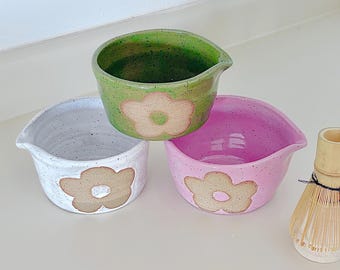 PREORDINE: ciotola da matcha fatta a mano con margherite - ciotola da matcha fatta a mano - ciotola da matcha in ceramica - set da tè matcha - set da matcha floreale - beccuccio per ciotola da matcha carino - matcha