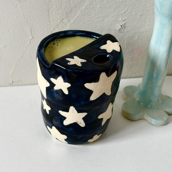 PRÉ-VENDA: Caneca térmica de cerâmica artesanal com estrela preta - Copo térmico de viagem com estrela - Caneca artesanal para viagem - Caneca de cerâmica com estrela