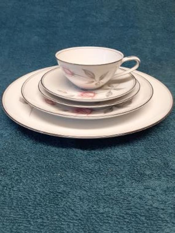 Noritake China/japan 6044 Rosemarie Dinner Plates 3