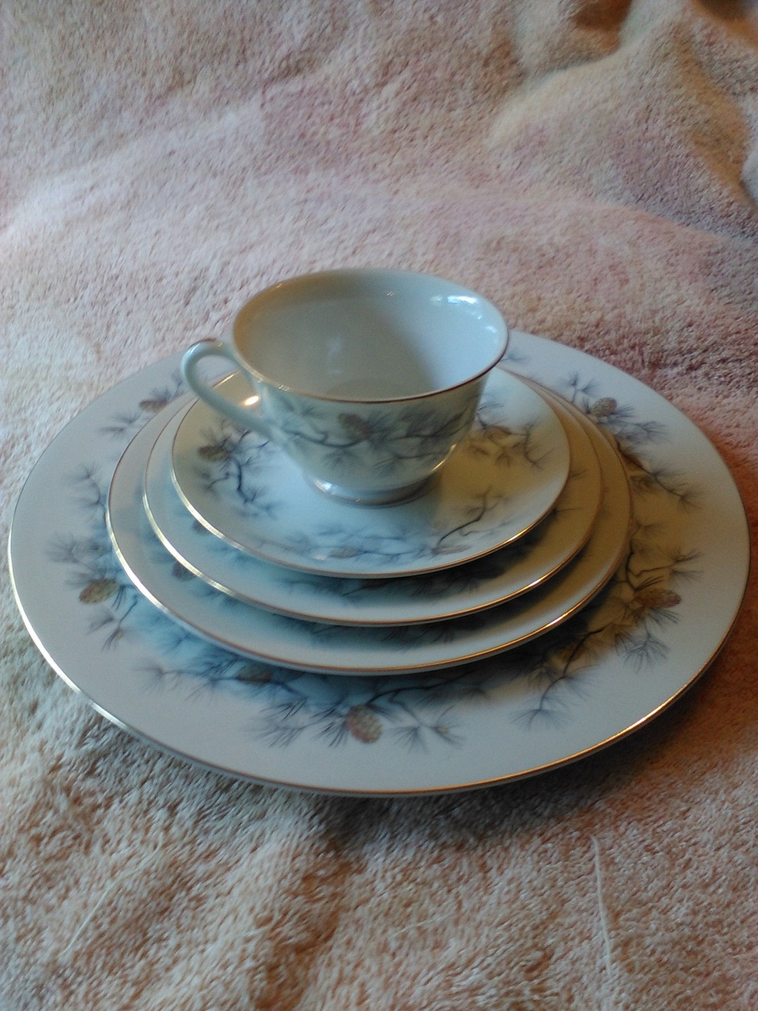 Narumi Olympia Pattern Pine Cones 5 Piece Place Setting Gold Trim