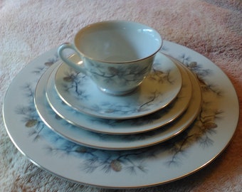 Narumi Olympia Pattern Pine Cones 5 Piece Place Setting Gold Trim Made in Japan