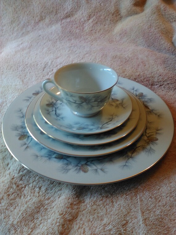 NARUMI Born China カントリーガーデン 25pcホームセット Narumi Olympia Pattern Pine Cones 5 Piece Place Setting Gold Trim