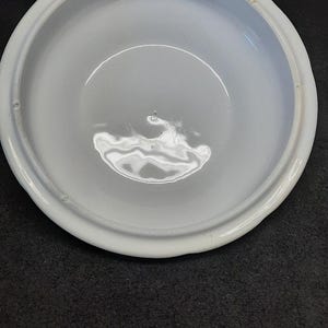 Puede incluir: Un juego de tres tazas de cer&aacute;mica con un acabado mate moteado. Las tazas son de color crema, marr&oacute;n claro y marr&oacute;n oscuro. Cada taza tiene un dise&ntilde;o sencillo y un asa redondeada.