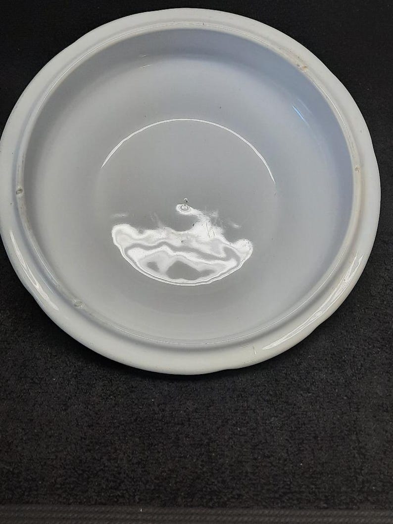 Puede incluir: Un juego de tres tazas de cer&aacute;mica con un acabado mate moteado. Las tazas son de color crema, marr&oacute;n claro y marr&oacute;n oscuro. Cada taza tiene un dise&ntilde;o sencillo y un asa redondeada.