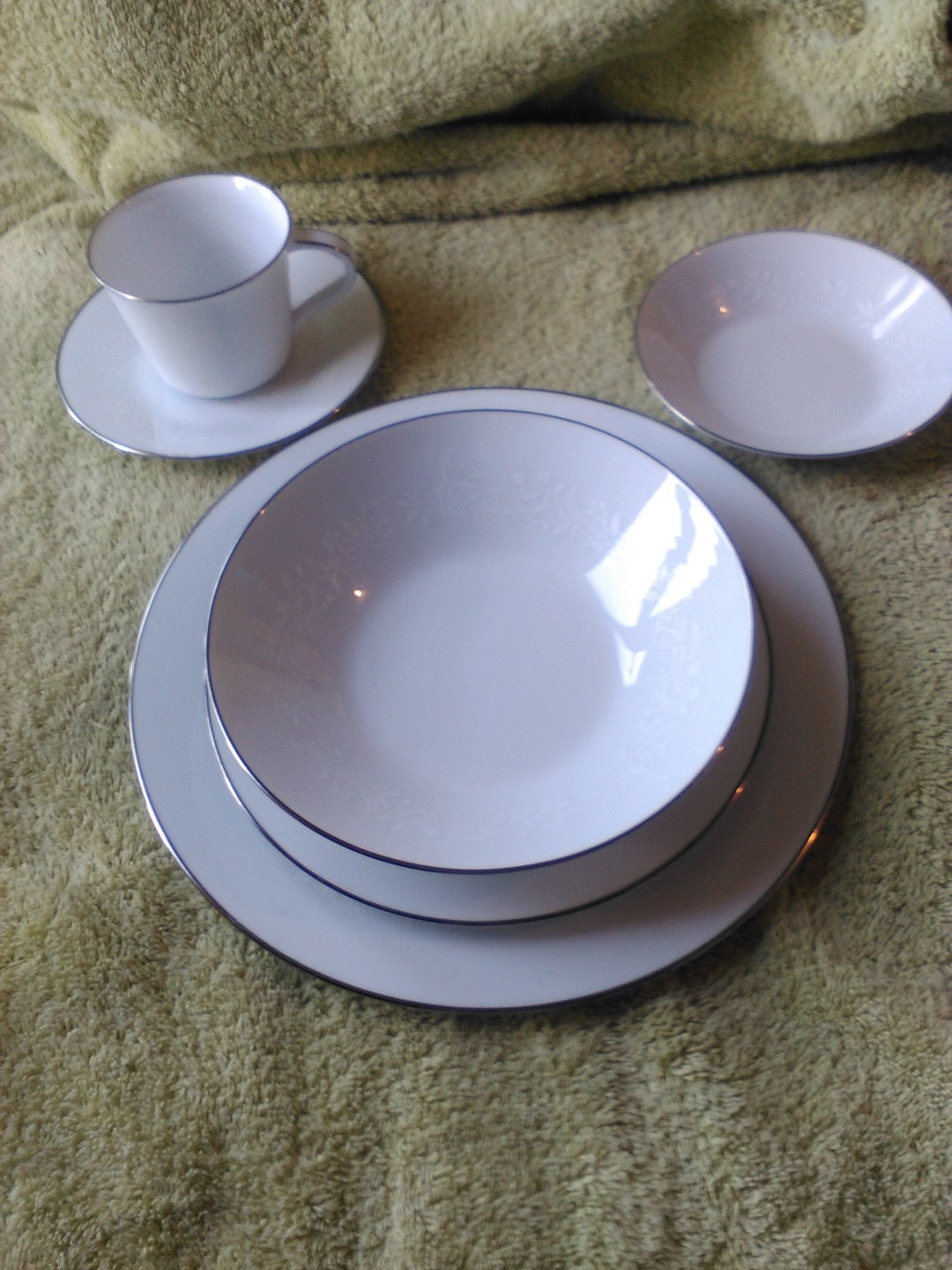 Noritake Reina Pattern Six Piece Place Setting Platinum Trim Made