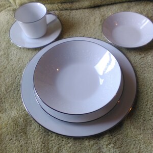 Noritake Reina Pattern Six Piece Place Setting Platinum Trim Made in Japan*