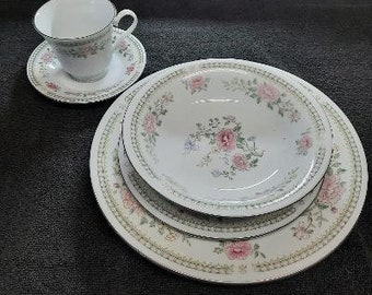 Crescent Fine China CCN4 Floral Pattern 5 Piece Place Setting Platinum Trim