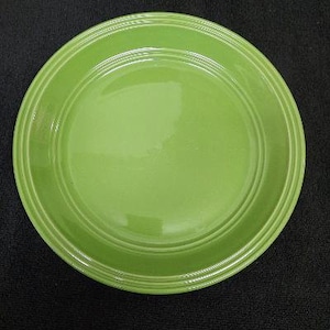 Mainstays Gray Round Plastic Plate, 10.5 inch 