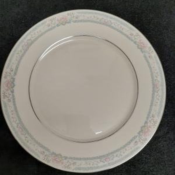 Lenox Cosmopolitan Collection Charleston Pattern Dinnerware Pieces Platinum Trim