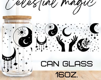 Puede incluir: Una lata de vidrio transparente con un diseño celestial en blanco y negro, que incluye un símbolo yin yang, lunas, estrellas y manos. La lata es de 16 oz y el texto "Celestial magic" y "CAN GLASS 16oz. SVG - PNG - EPS" es visible.