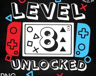 Könnte beinhalten: Schwarzes Grafikdesign mit dem weißen Text "LEVEL 8 UNLOCKED", begleitet von einer stilisierten Spielkonsolenillustration. Das Design enthält rote und blaue Controller-Elemente und Spielsymbole. Der Text "PNG SVG" ist ebenfalls enthalten.