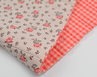 Musselin gesteppt Rosen – beidseitig verwendbar – Quilt Blumenprint – Double Gauze Meterware – Musselin mit Füllung hellrosa und koralle