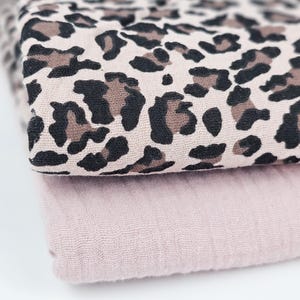 Musselin Leo Print light rose - Double Gauze Meterware