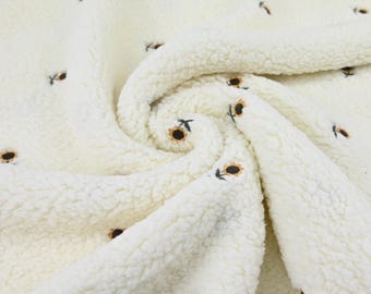 Teddy Stoff ecru mit gestickten Sonnenblumen – Teddy Plüsch Meterware mit Blümchen – ideal für Jacken und Winterwesten