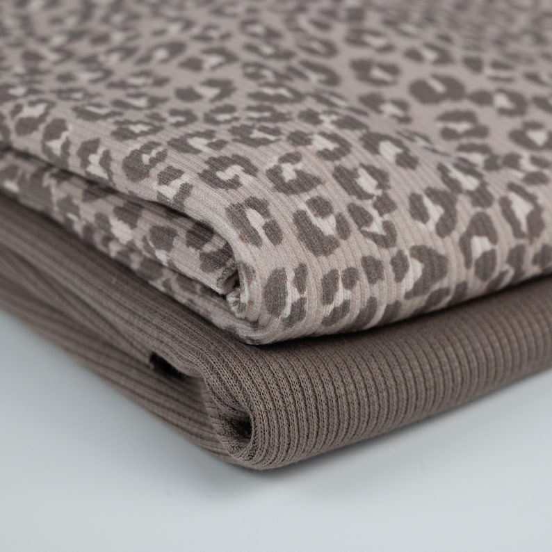 Rib Jersey / Rippjersey Leo Print greige von Family Fabrics - Rippstrick Baumwolle Meterware