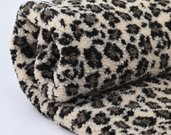 Teddy Stoff Leo klein – Teddy Plüsch Meterware – Teddystoff mit Leoprint – ideal für Jacken und Taschen