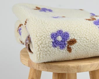 Teddy Stoff Blumen lila – Teddy Plüsch Meterware mit Blumenprint – ideal für Jacken und Winterwesten