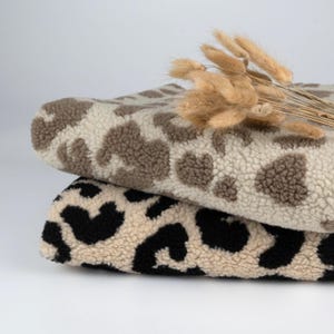 Teddy Stoff Leo - Teddy Plüsch Meterware - Teddystoff mit Leoprint- ideal für Jacken und Winterwesten