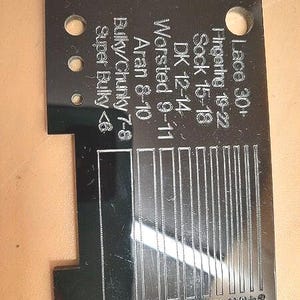 Uno strumento di filatura 4 in 1. Misuratore Wpi, misuratore di torsione, misuratore di diz e misuratore di filato. Vari colori.