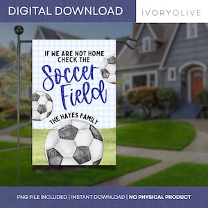 Könnte beinhalten: Eine digital gestaltete Gartenflagge mit Fußball-Thema. Die Flagge zeigt einen blau-weiß karierten Hintergrund mit den Worten "IF WE ARE NOT HOME CHECK THE Soccer Field" in blauer Schrift. Fussbälle sind ebenfalls abgebildet. Der Familienname "THE HAYES FAMILY" ist unten aufgedruckt.