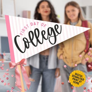 Op de afbeelding: Een driehoekige vlag met de tekst "FIRST DAY OF COLLEGE" in zwart schrift. De vlag heeft een roze en witte streepjespatroon en een roze rand. Een roze strik siert de basis. Digitale download, print thuis.