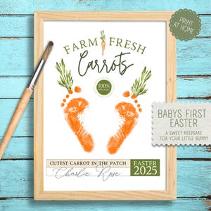 Puede incluir: Impresión enmarcada con el texto "Farm Fresh Carrots" y huellas de pies naranjas. La impresión incluye el texto "Cutest Carrot in the Patch" y "Babys First Easter". La impresión está en un marco de madera.