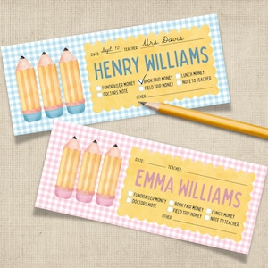 Puede incluir: Dos notas escolares rectangulares con patrón de cuadros vichy e ilustraciones de lápices en acuarela. Una nota es azul con el nombre HENRY WILLIAMS y la otra es rosa con EMMA WILLIAMS. Ambas incluyen casillas de verificación para notas.