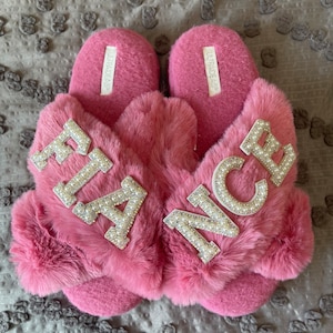 Pantoufles de fiancé en fausse fourrure| Je fais des pantoufles | Pantoufles personnalisées | Pantoufles en strass Peal | Pantoufles de cadeau de fiançailles