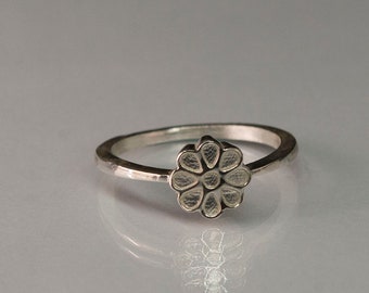 daisy ring, sterling silver daisy ring, flower stacking ring, dainty flower ring, stacking ring, girlfriend gift