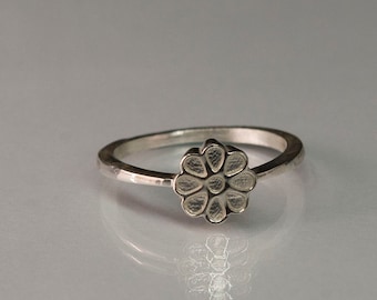 daisy ring, sterling silver daisy ring, flower stacking ring, dainty flower ring, stacking ring, girlfriend gift