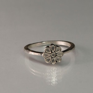 daisy ring, sterling silver daisy ring, flower stacking ring, dainty flower ring, stacking ring, girlfriend gift