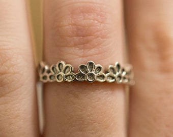 daisy ring, simple sterling silver daisy ring, flower stacking ring, dainty flower ring, sunflower ring, girlfriend gift