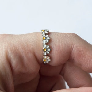 daisy ring, simple sterling silver daisy ring, flower stacking ring, dainty flower ring, sunflower ring, girlfriend gift