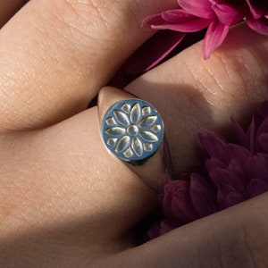 daisy signet ring, floral engraved ring, flower signet ring, dainty flower ring, custom signet ring, sterling silver signet ring