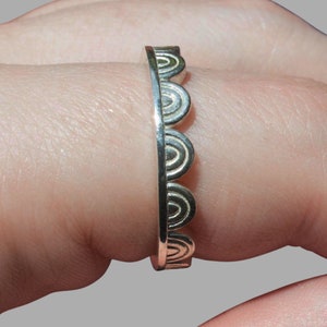 regenboogring, handgemaakte regenboog gegraveerde ring, sierlijke zilveren regenboogring, trotsring, cadeau voor dochter