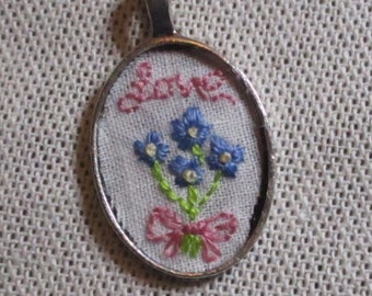 Pendente ovale ricamato con catena "Love" con fiori