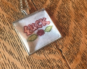 Ciondolo ricamato con catena, ricamato con parola "f" e fiore