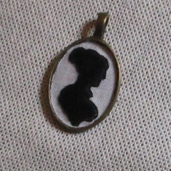 Pendentif et chaîne Jane Austen Silhouette brodés