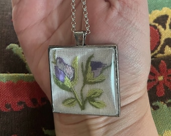 Ciondolo e catena con rametto di rosa viola ricamato