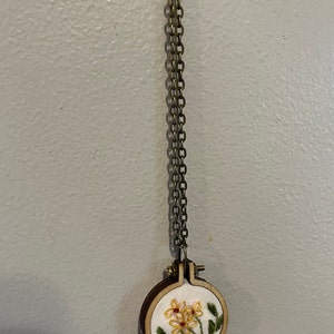 Pendente fiore giallo ricamato con catena immagine 6