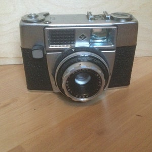 Agfa Color-Agnar camera with fixed 45mm f2.8 lens. Comes with beautiful case