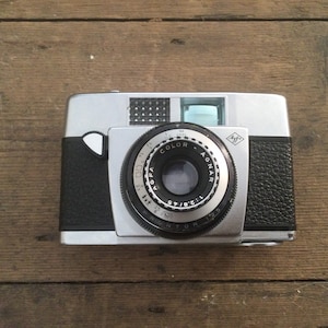 Câmera com visor Agfa Prontor. Câmera de filme 35mm super estilosa.