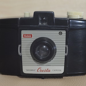 Kodak Brownie Cresta 120 film camera with Kodet Lens.