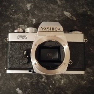 Süße Yashica FR Filmkamera.  Wäre eine gute Anzeige. Ungetestet