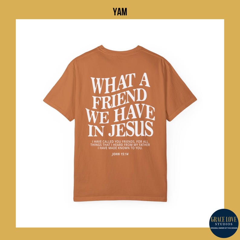 Peut inclure: Un t-shirt &agrave; manches courtes de couleur rouille avec un imprim&eacute; blanc qui dit "Quel ami nous avons en J&eacute;sus". L'impression comprend &eacute;galement un verset biblique, "Jean 15:14".