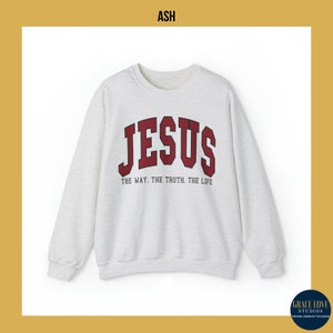 Może przedstawiać: Szara bluza z czerwonym nadrukiem "JESUS" i tekstem "THE WAY. THE TRUTH. THE LIFE" na przodzie.