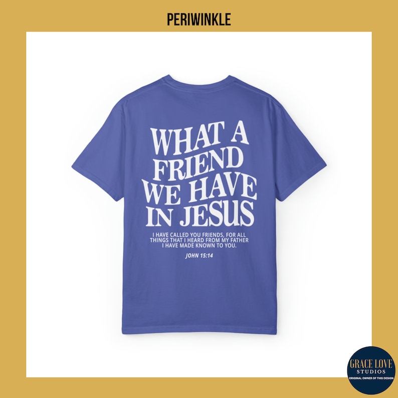 Peut inclure: Un t-shirt bleu avec du texte blanc qui dit "What a friend we have in Jesus." Le texte est en gras, sans empattement. En dessous du texte se trouve une citation de Jean 15:14. "Je vous ai appel&eacute;s amis, car tout ce que j'ai entendu de mon P&egrave;re, je vous l'ai fait conna&icirc;tre. Jean 15:14"
