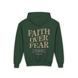 Puede incluir: Una sudadera con capucha verde oscuro con una impresi&oacute;n en color tostado que dice "FAITH OVER FEAR" y el texto "THE LORD IS ON MY SIDE; I WILL NOT FEAR WHAT CAN MAN DO TO ME? PSALMS 118:6".