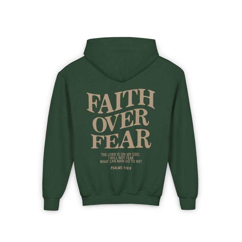 Puede incluir: Una sudadera con capucha verde oscuro con una impresi&oacute;n en color tostado que dice "FAITH OVER FEAR" y el texto "THE LORD IS ON MY SIDE; I WILL NOT FEAR WHAT CAN MAN DO TO ME? PSALMS 118:6".